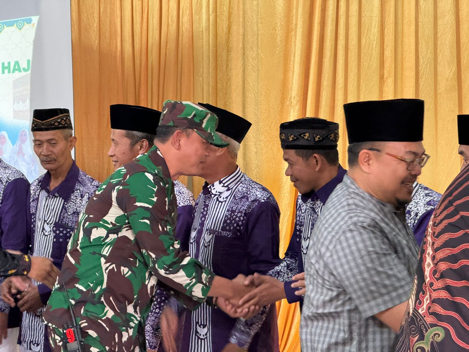 Semoga Menjadi Haji Yang Mabrur, Pasiter Kodim 1702/Jayawijaya Hadiri Pelepasan Jamaah Calon Haji Kabupaten Jayawijaya