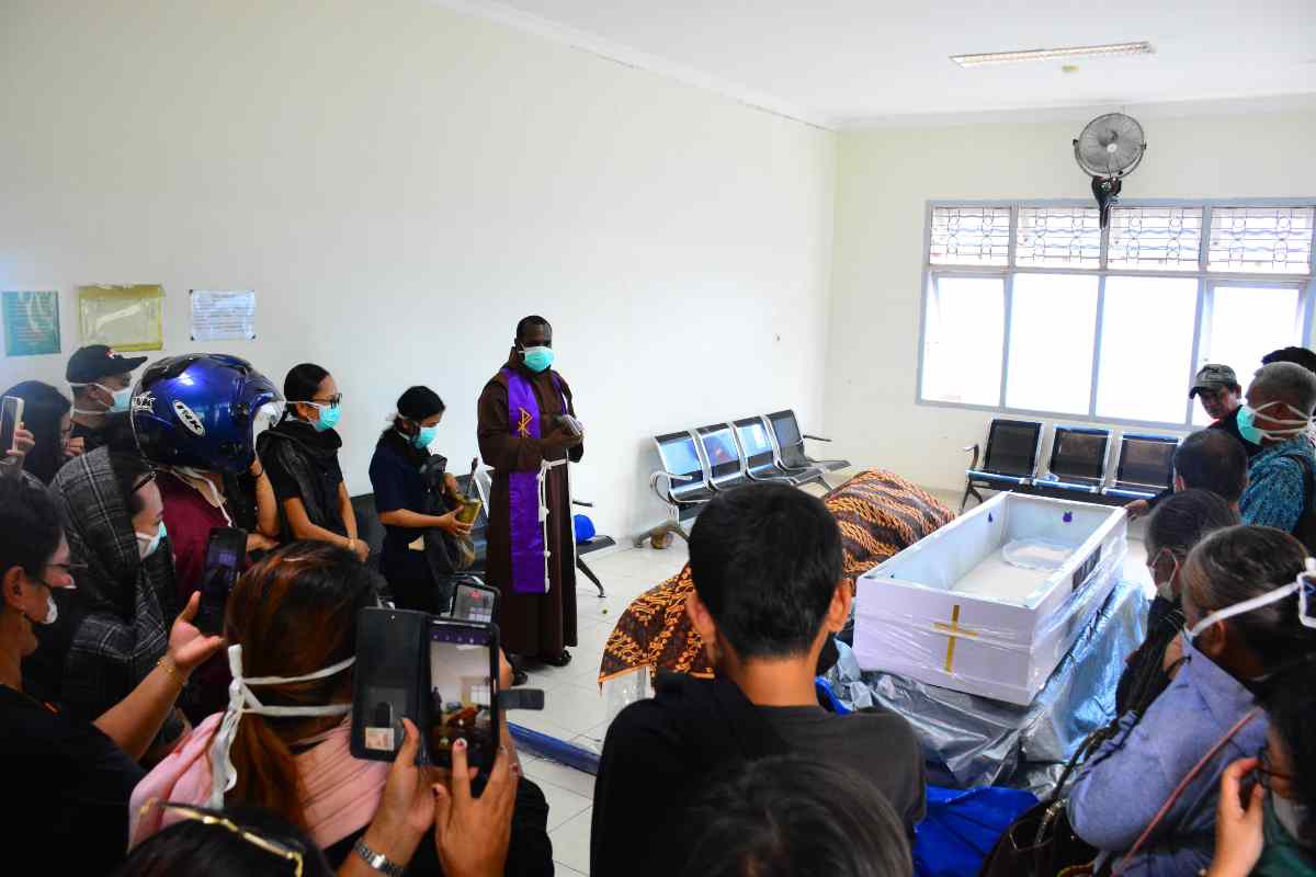 Jenazah Almarhum Alexsander Parapak Korban Penembakan KKB Dievakuasi ke Mimika
