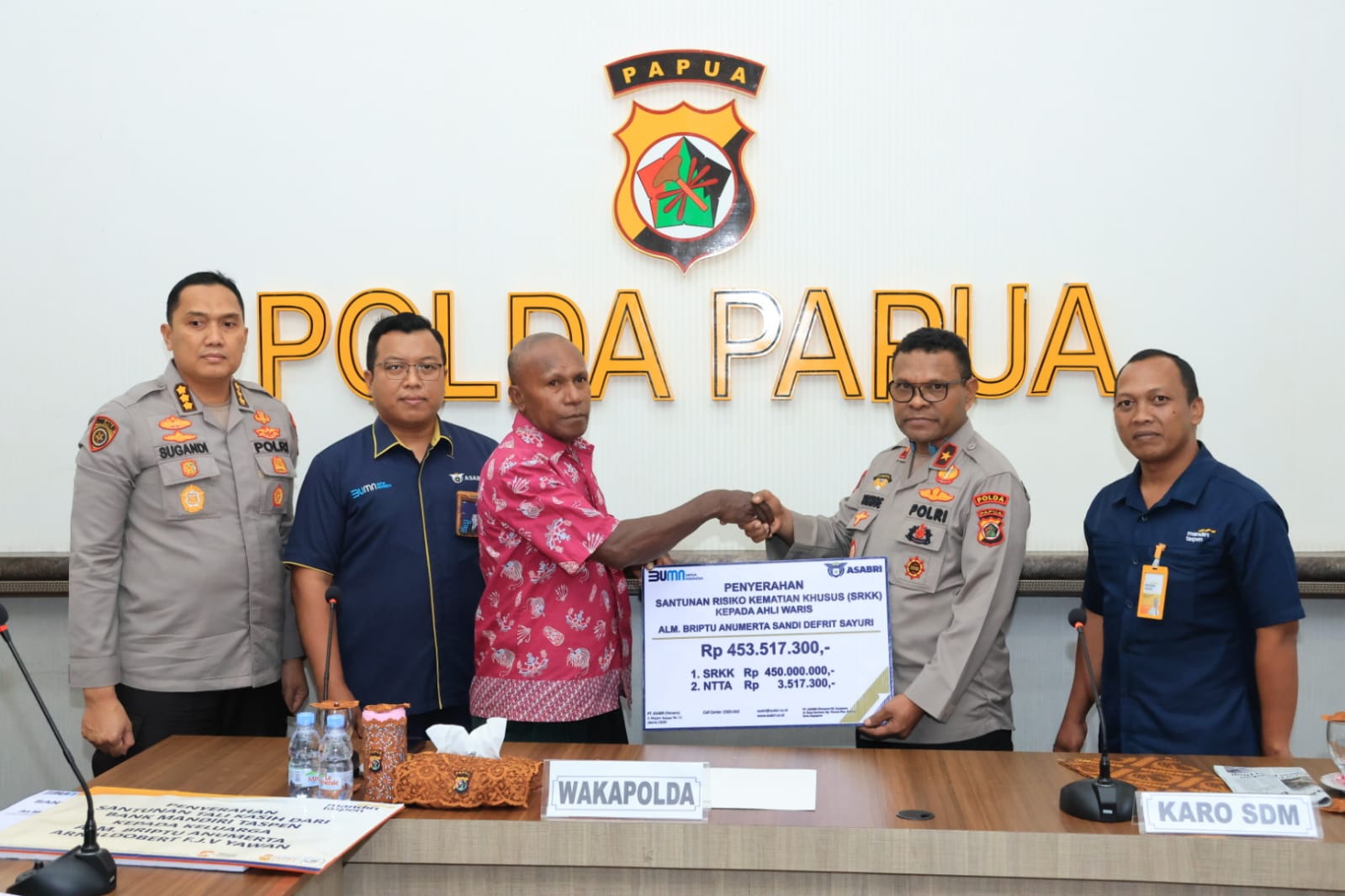 Wakapolda Papua Serahkan Santunan Tali Asih Kepada Keluarga Personel Polda Papua Yang Gugur Dalam Tugas