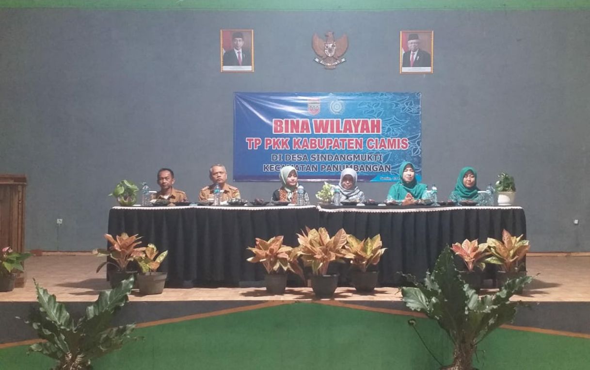 Ketua TP PKK Ciamis Yulia Sari Sutisna Binwil di Desa Sindang Mukti