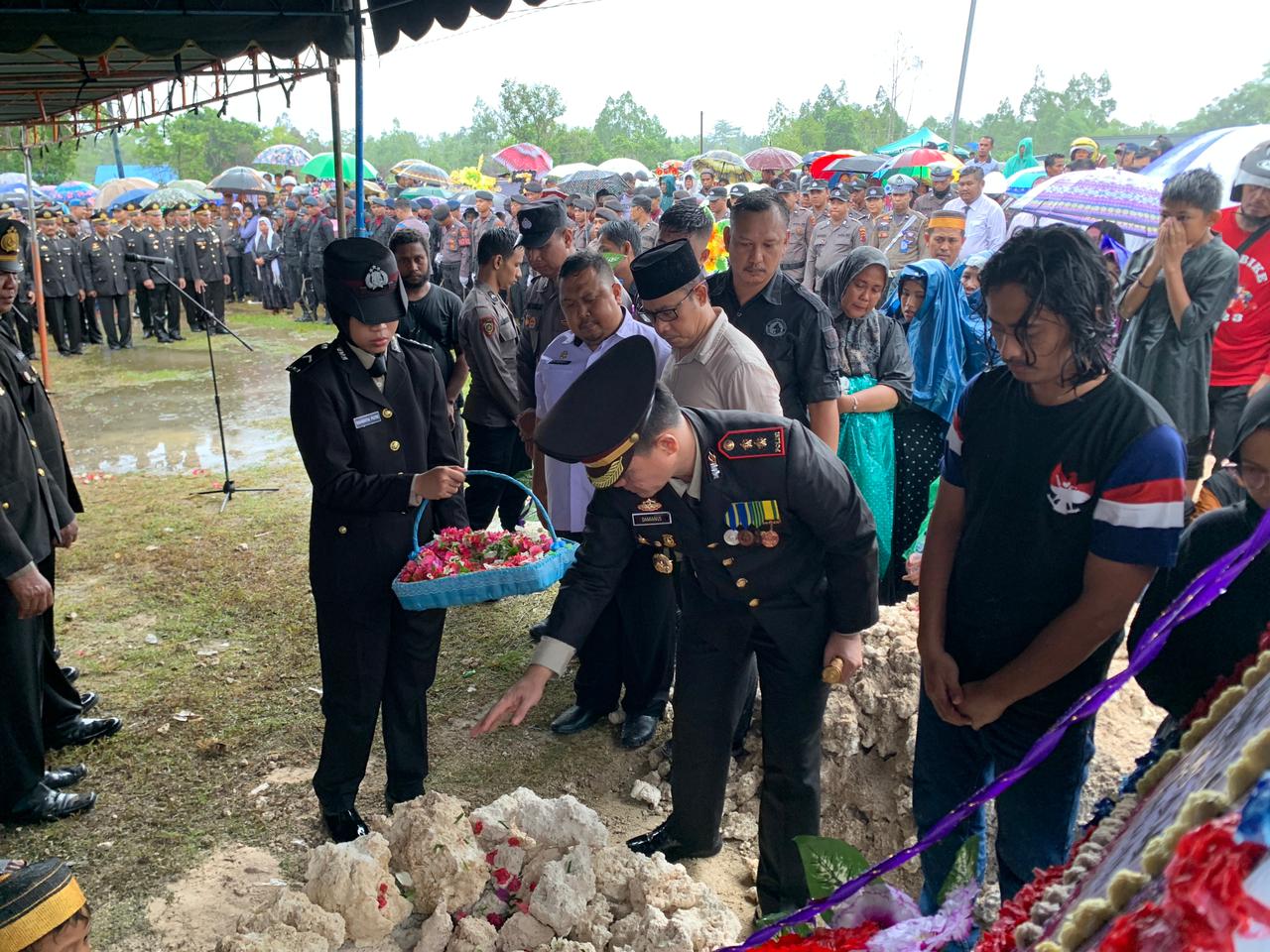 Beri Penghormatan Terakhir, Kapolres Biak Pimpin Upacara Pemakaman Anggota Polri