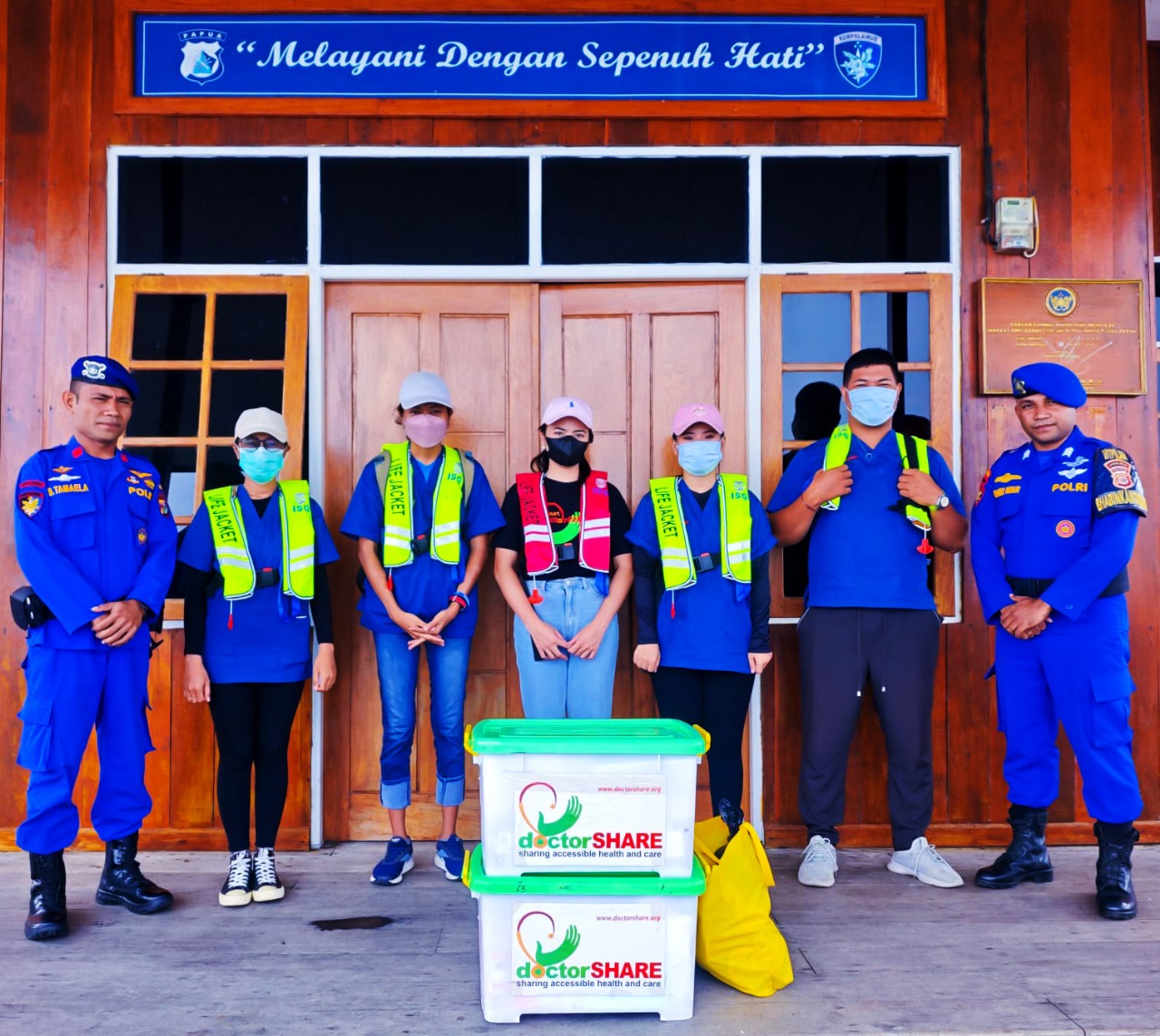 Peduli Kesehatan, Bhabinkamtibmas Perairan Sentani dan Tim doctorSHARE Laksanakan Pelayanan Kesehatan di Kampung Atamali