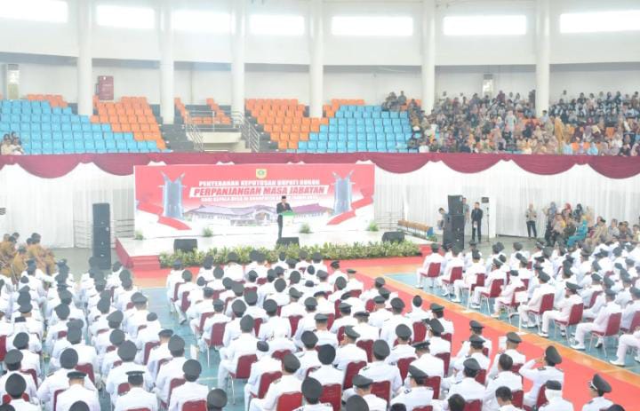 Pj Bupati Bogor Resmi Menyerahkan SK Perpanjang Masa Jabatan Kades
