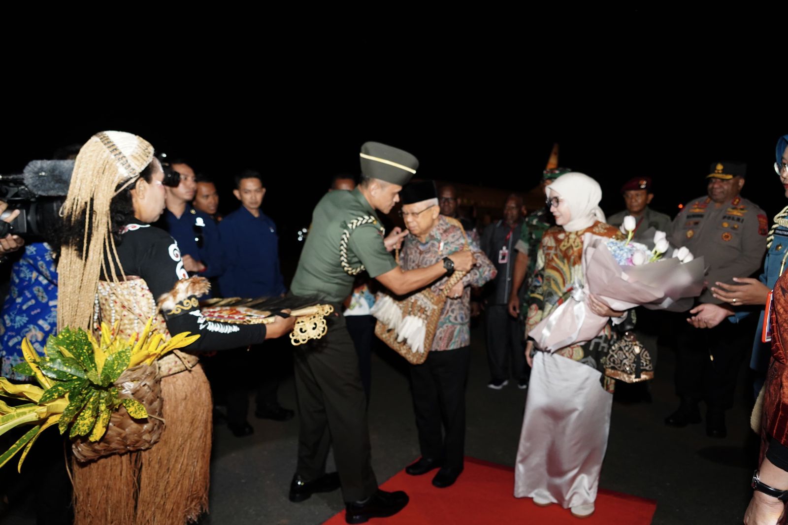 Kapolda Papua Sambut Kedatangan Wakil Presiden RI di Kabupaten Merauke
