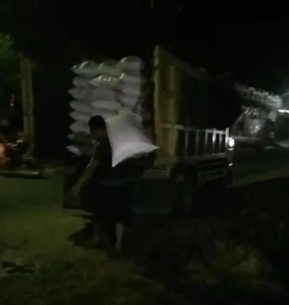 6 ton pupuk diduga bersubsidi dimuat dari DPC PBB tengah malam tadi