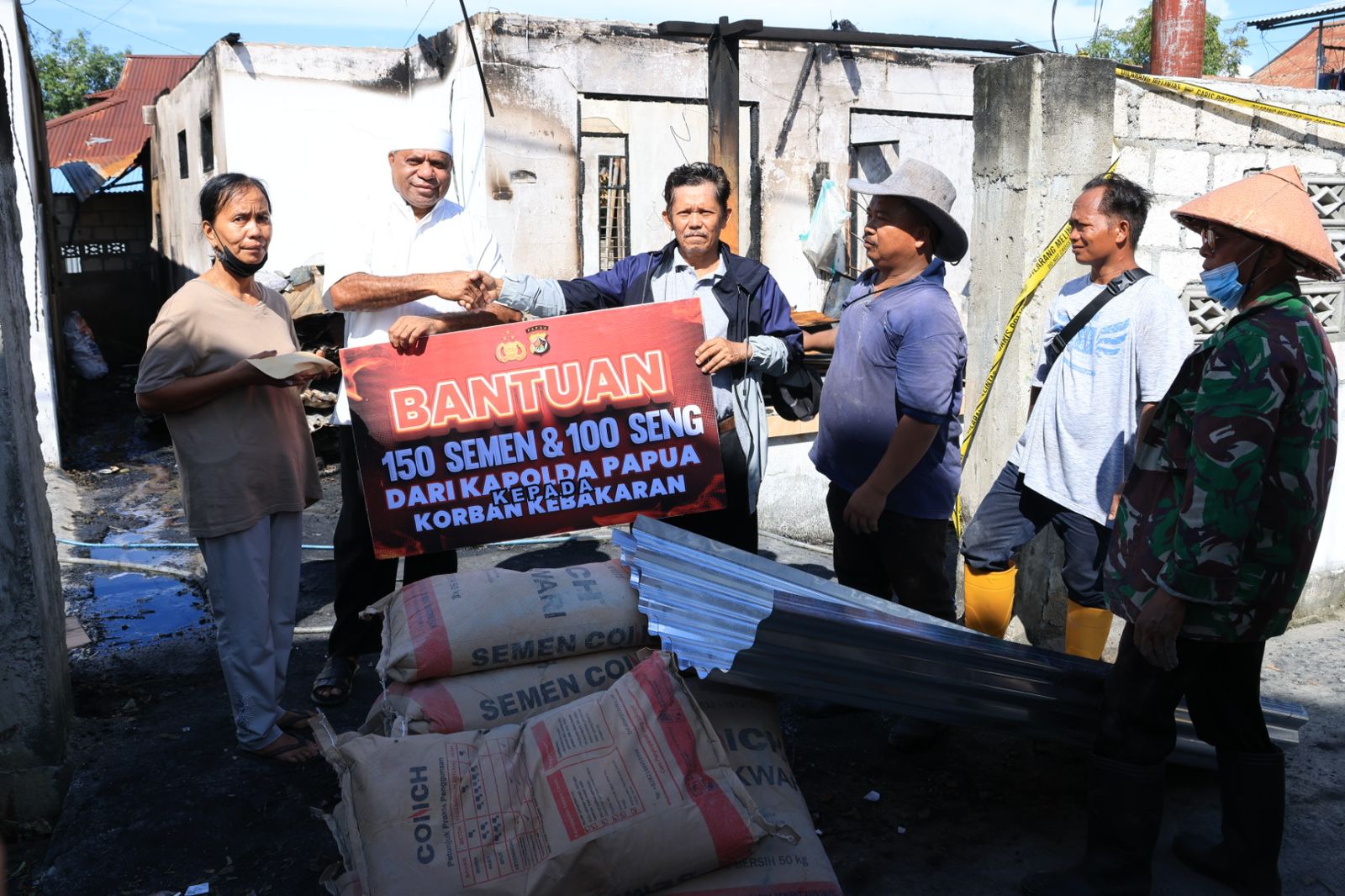 Kapolda Papua Berikan Bantuan kepada Korban Kebakaran di Caravan, Sentani