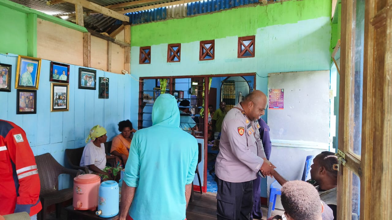 Memberi Sentuhan Kemanusiaan, Kapolsek Tor Atas Mendatangi Rumah Duka