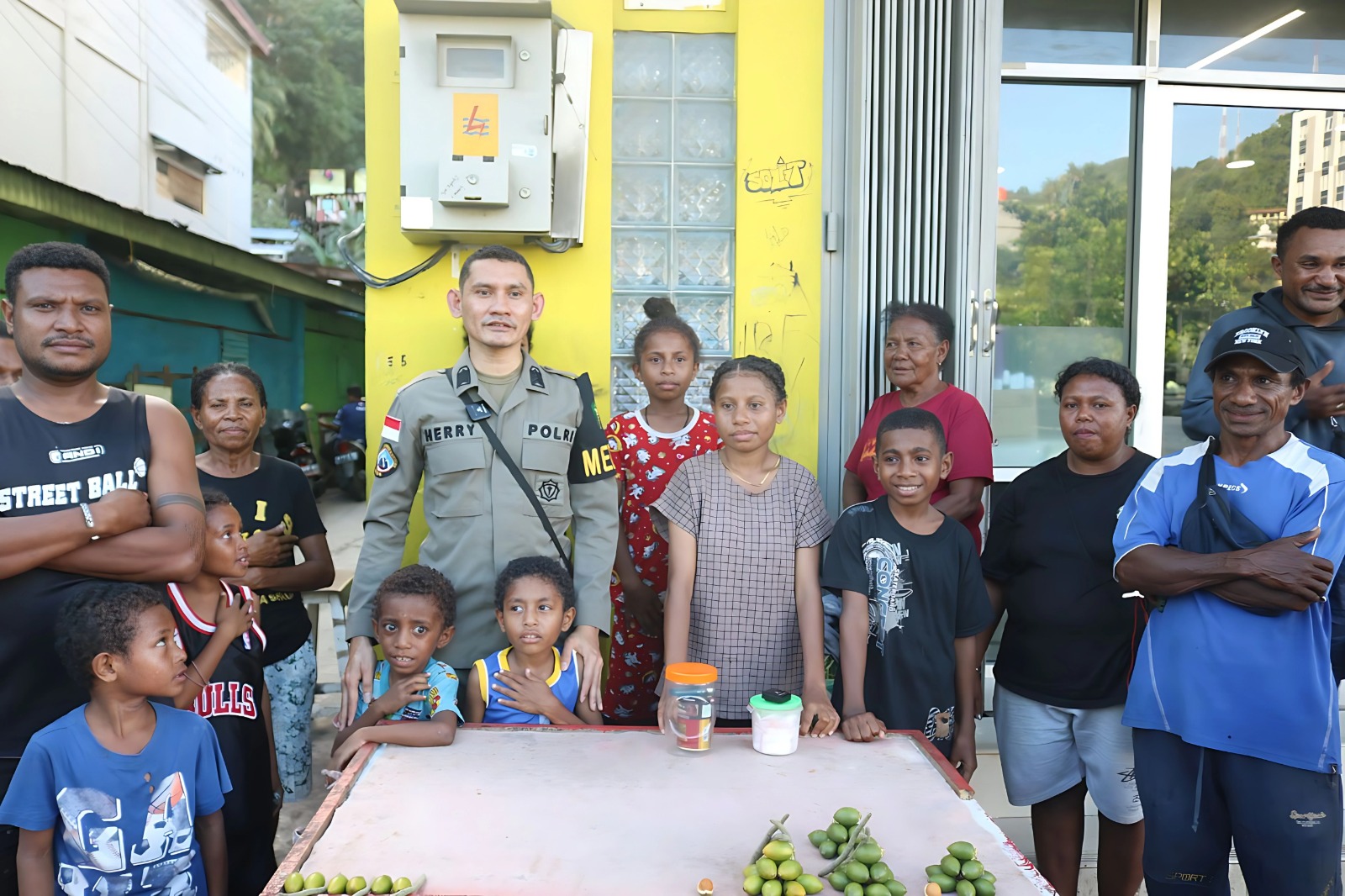 Peringati HUT Bhayangkara ke-78, Satgas Bantuan Ops Damai Cartenz Gandeng Binmas Polresta Jayapura Kota Gelar Penyuluhan Kesehatan dan Berbagi Kasih