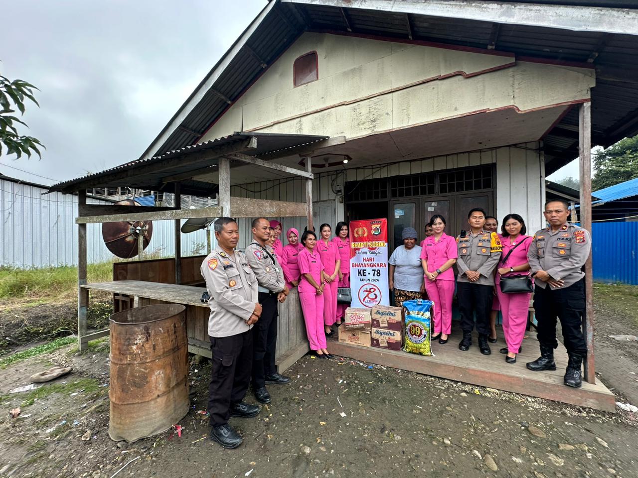 Polres Pegunungan Bintang Laksanakan Silaturahmi dan Beri Tali Asih kepada Warakawuri dan Pensiunan Polri