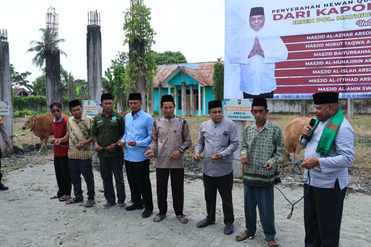 Momen Idul Adha, Kapolda Papua Sumbangkan Hewan Qurban ke Beberapa Masjid di Kabupaten Keerom dan Kota Jayapura