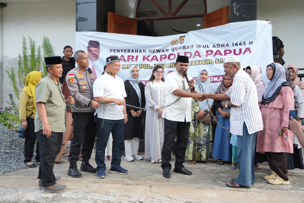 Wakapolda Papua Ikut Serta Dalam Penyerahan Hewan Qurban di Kota Jayapura