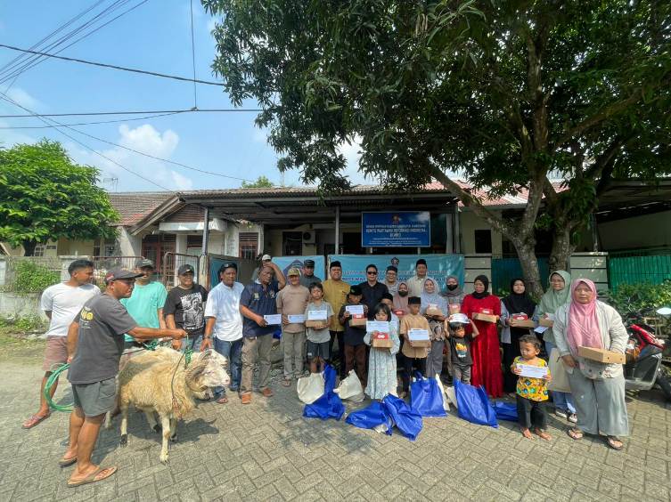 Semarak Idul Adha, DPC KWRI Kabupaten Tangerang Salurkan Hewan Qurban, Bagikan Sembako Dan Gelar Santunan Anak Yatim Piatu