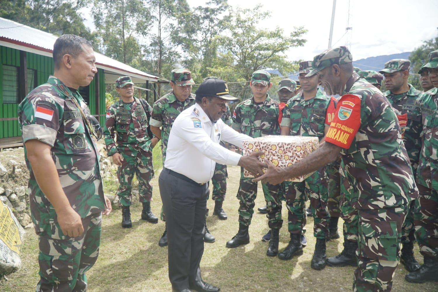Danrem 172/PWY Dan Bupati Lanny Jaya Kunjungi Koramil Makki