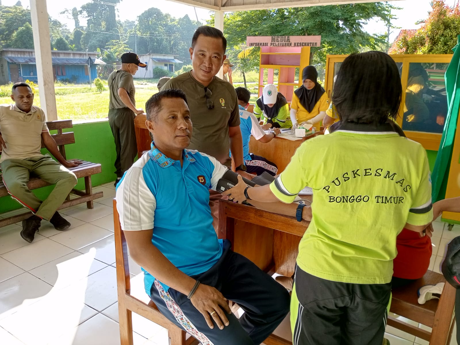 Personel Polsek Bonggo memeriakan Launcing Gerekan Masyarakat Hidup Sehat (GERMAS)