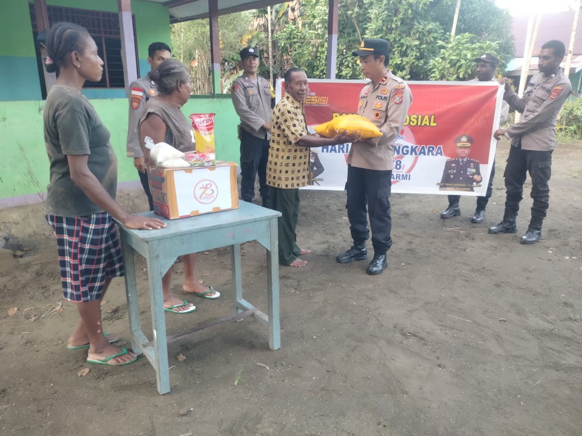Kapolsek Pantai Timur Berikan Bantuan Pada Warga Masyarakat Distrik Pantai Timur, Jelang HUT Bhayangkara Ke-78