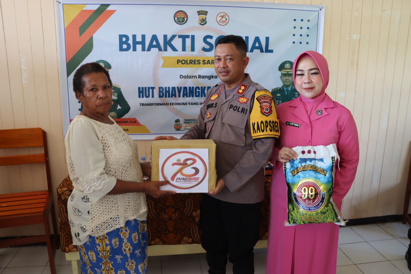 Polres Sarmi Berikan Bantuan Sosial dalam Rangka Peringatan Hari Bhayangkara ke-78