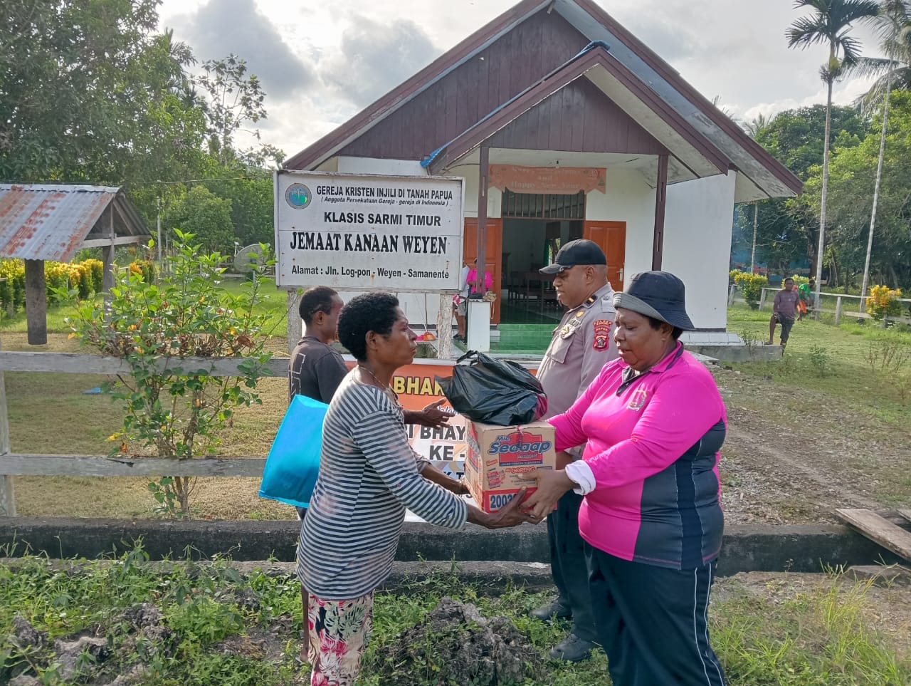 Dalam Rangka HUT Bhayangkara Ke 78, Polsek Tor Atas Melaksanakan Bhakti Religi Di Gereja Jemaat GKI Kanaan Weyen