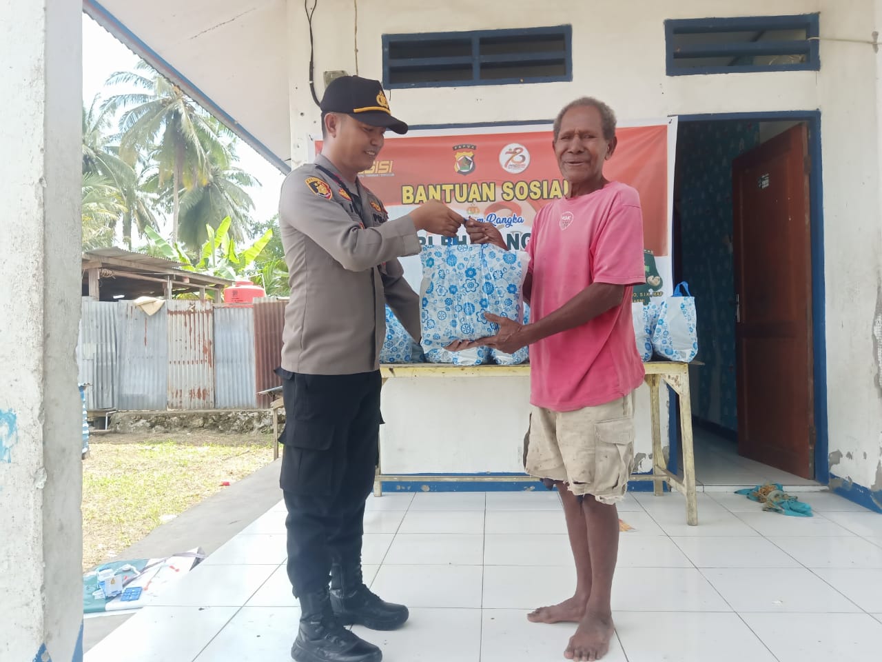 Polsek Pantai Barat Berikan Bantuan Sosial dalam Rangka Peringatan Hari Bhayangkara ke-78