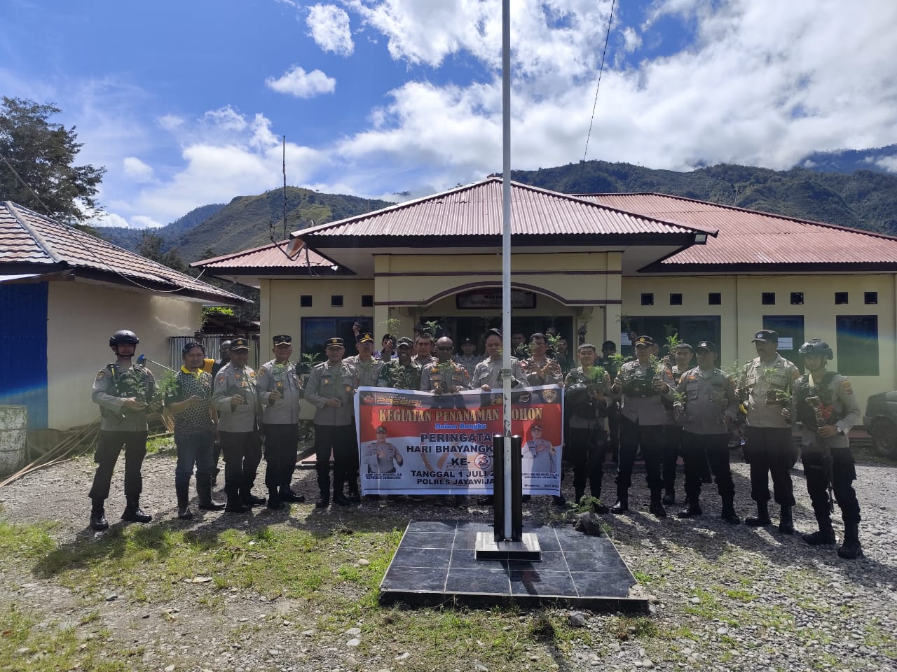 Lestarikan Negeri, Polres Jayawijaya Tanam 1000 Pohon Sin di Kurulu