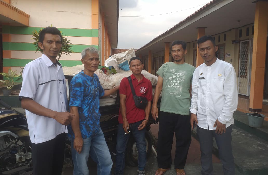 Wawan Ridwan Kaspel Sindang Mukti Bersihkan Sampah Jaga Kebersihan dan Kesehatan Lingkungan