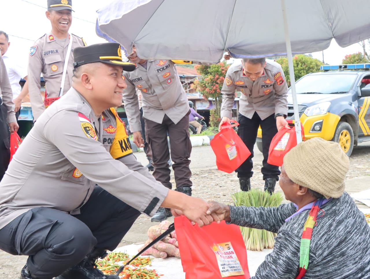 Wujudkan Kepedulian, Polres Pegunungan Bintang Laksanakan Bakti Sosial Pemberian Paket Sembako