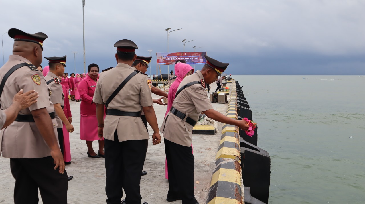 Hari Bhayangkara ke-78, Polres Sarmi Gelar Upacara Tabur Bunga di Dermaga Pelabuhan Sarmi