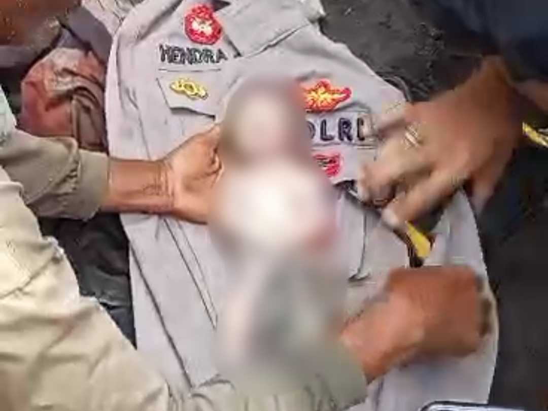 Menyentuh, Aipda Hendra Lepas Seragam demi Evakuasi Jasad Bayi Dibuang