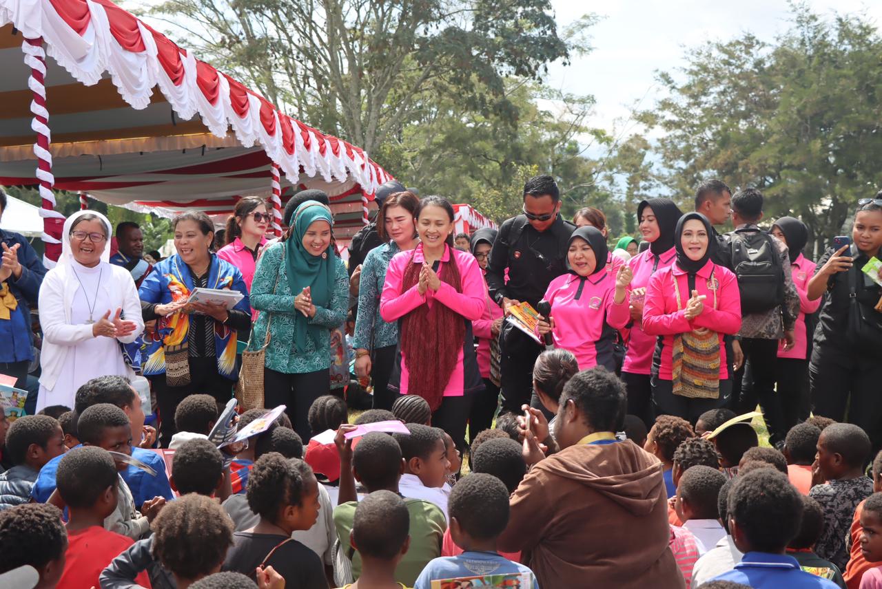 Berkunjung Ke Jayawijaya, Ketua Umum Bhayangkari Gelar Baksos dan Baktikes