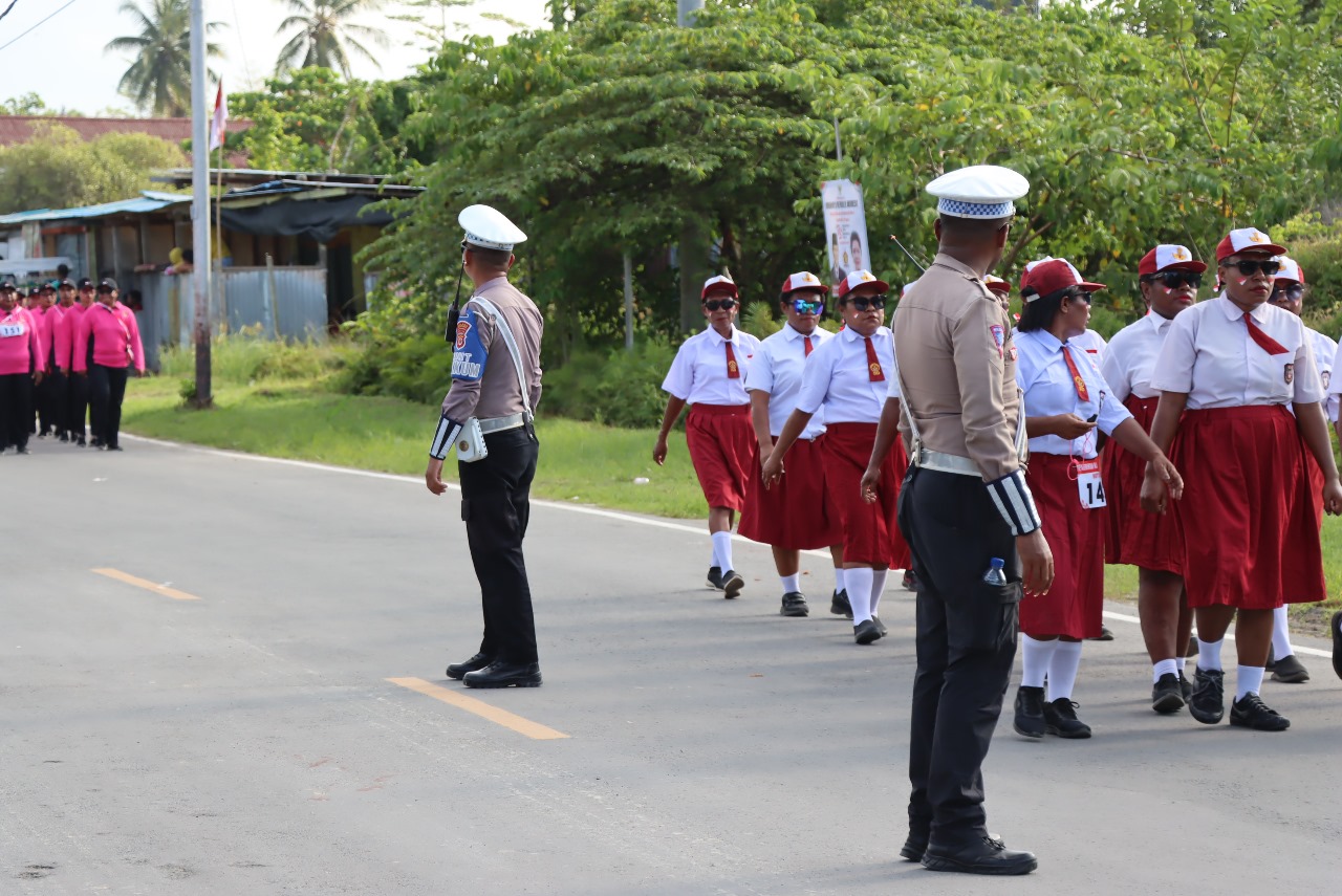 Sambut Dirgahayu Republik Indonesia ke 79 Personil Polres Sarmi Serta Bhayangkari Meramaikan Lomba Gerak Jalan