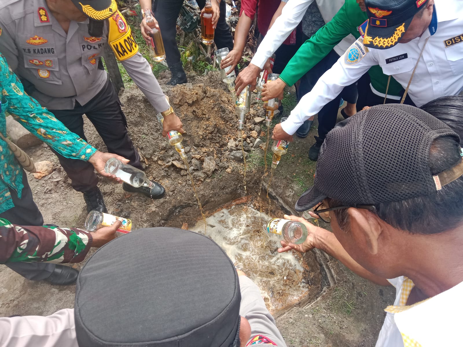 Polres Mappi Musnahkan Ratusan Botol Miras Ilegal