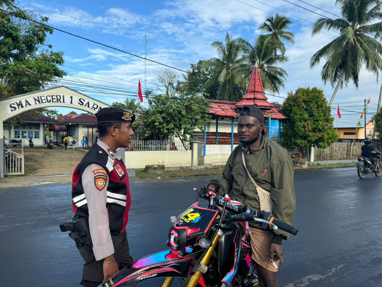 Tim PRC ( Patroli Reaksi Cepat) Sat Samapta Polres Sarmi Lakukan membantu Satuan Lalu Lintas mengatur Arus kendaraan