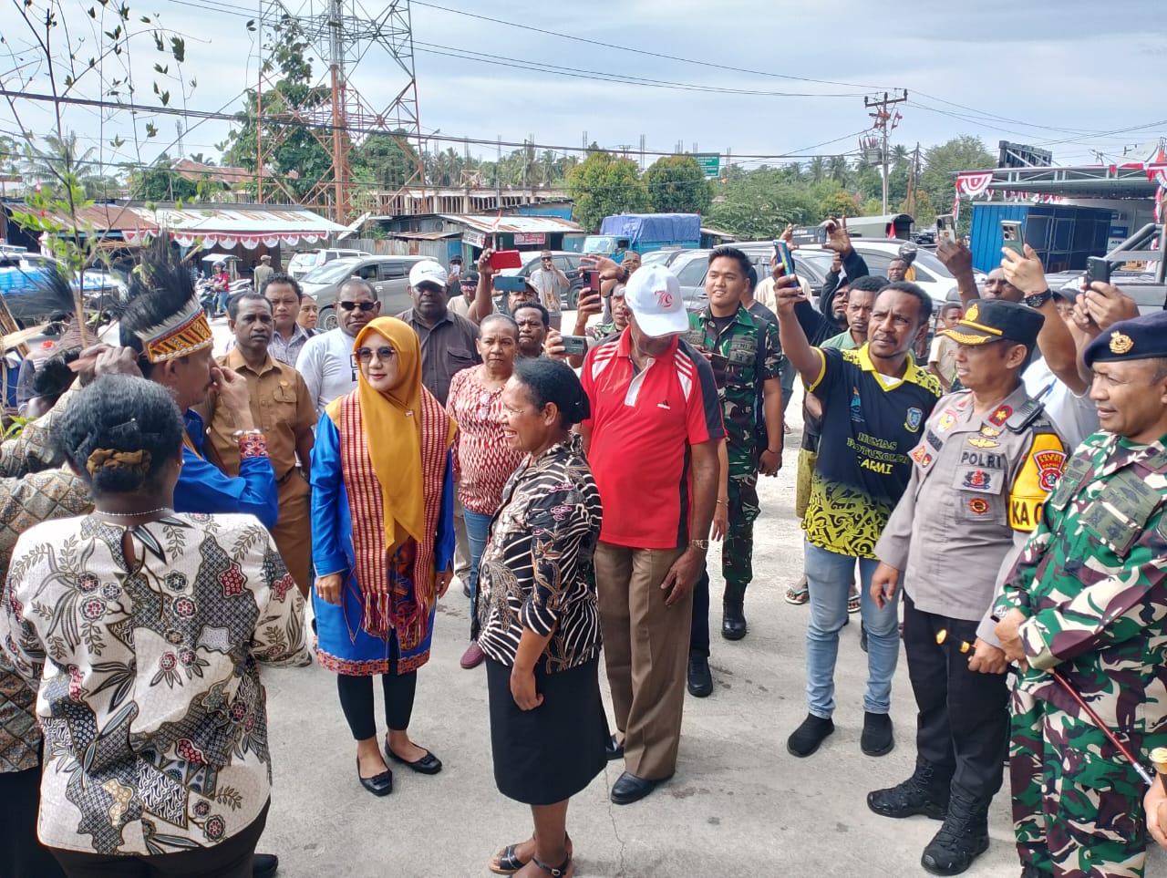 Kapolres Sarmi menyambut Kedatangan PJ. Bupati Sarmi yang baru Ir. IMAN DJUNIAWAL, di Kabupaten Sarmi