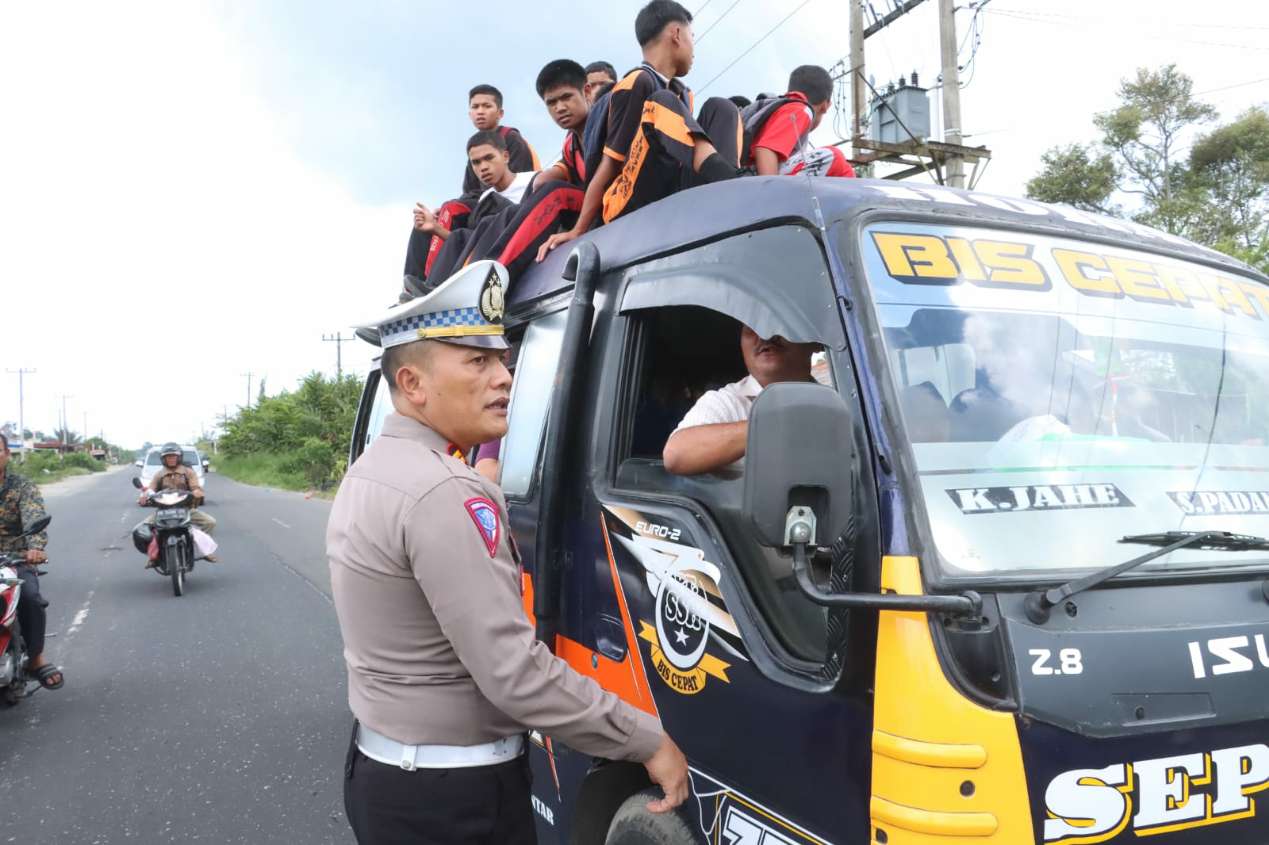 Kasat Lantas Polres Simalungun Gelar Operasi Hunting System, Tilang Supir Angkutan Umum yang Langgar Aturan