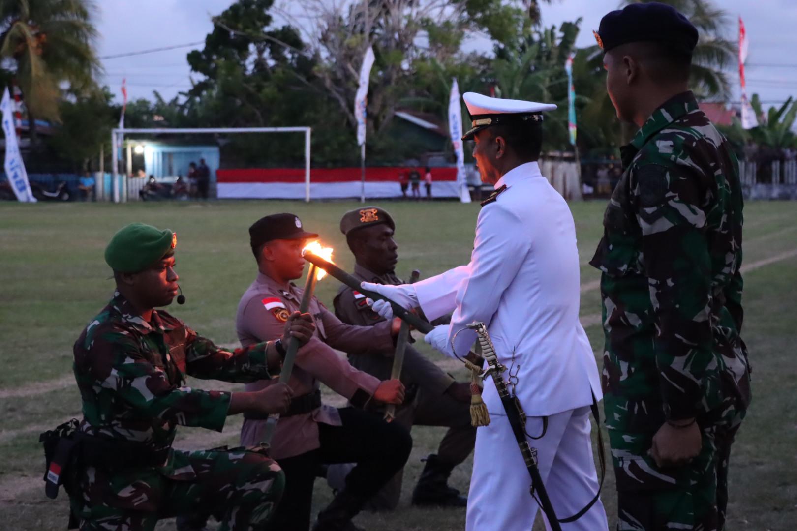 Personil Polres Sarmi mengikuti Upacara Taptu dan Pawai Obor Dalam Rangka Peringatan HUT Proklamasi RI Ke-79