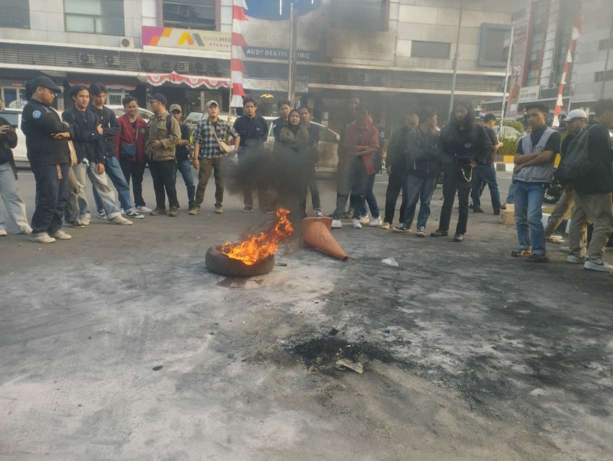 Diduga Kapolres tidak berani bertemu dengan massa aksi mahasiswa (UMT).