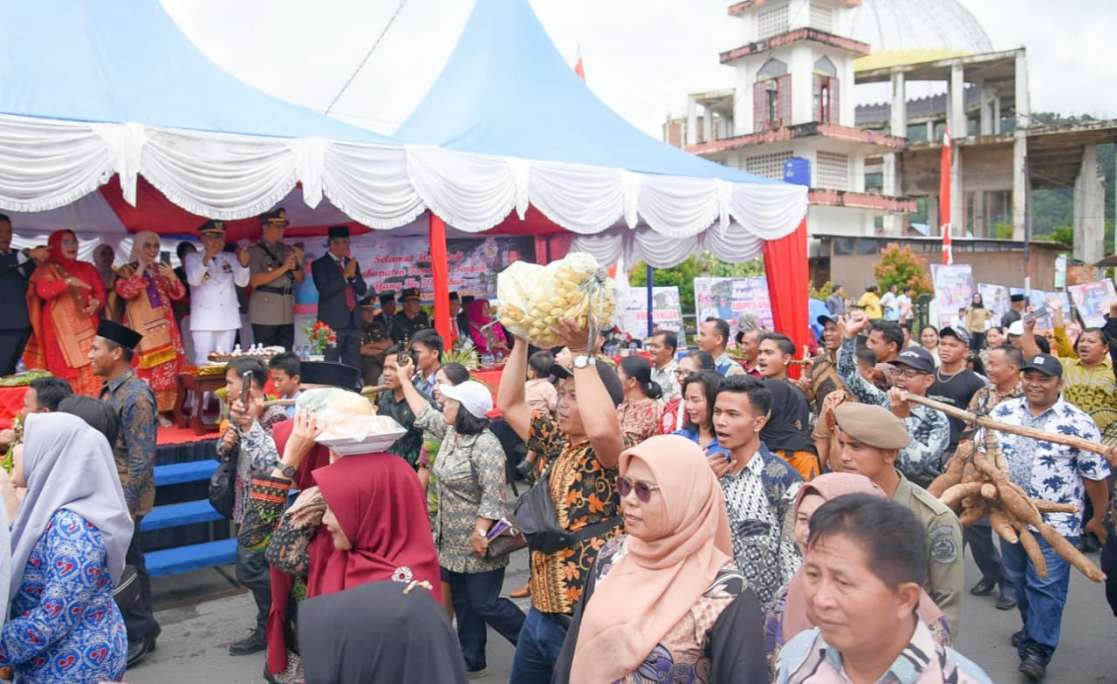 Karnaval Defile HUT  Tapteng Ke-79, Menampilkan Silua Hasil Bumi dan Makanan Khas