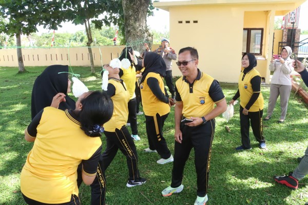 Polwan Polres Simalungun Gelar Lomba Makan Kerupuk dalam Rangka HUT Polwan RI ke-76 Tahun 2024