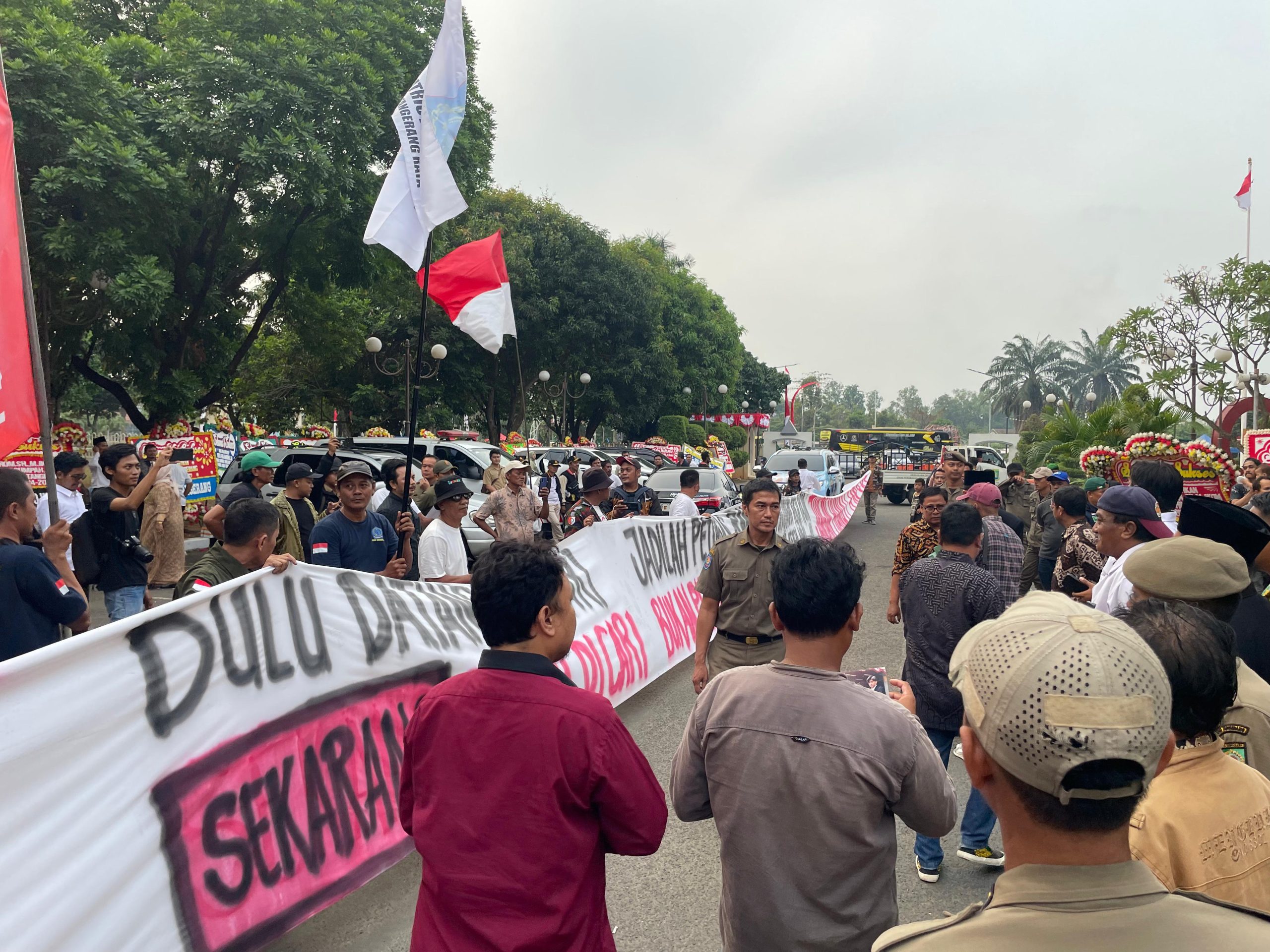 Disela-sela Pelantikan Anggota DPRD Kota Tangerang di Demo Aktivis
