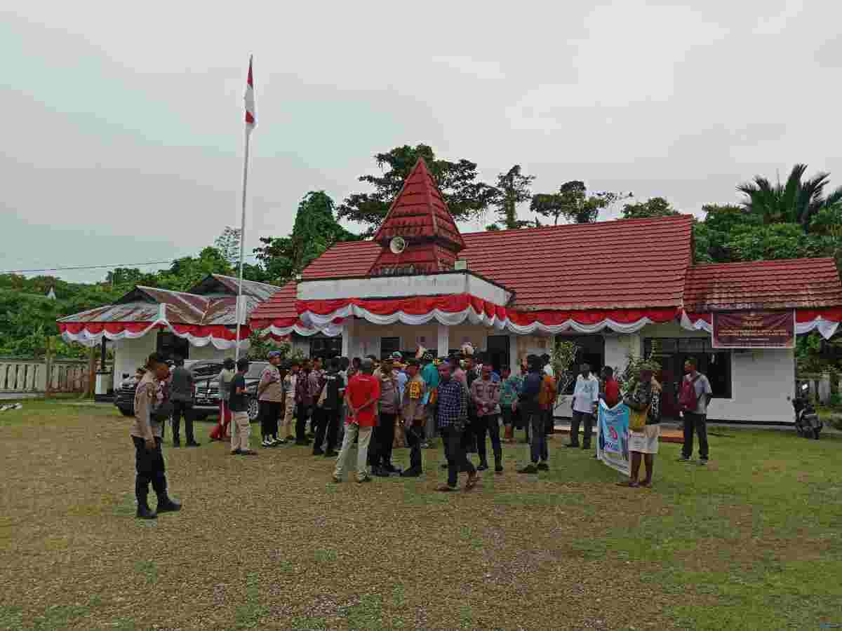 Ratusan masa pendukung Bakal Paslon bupati dan wakil bupati yang tidak terdaftar/tidak terverifikasi melakukan unjuk rasa di kantor KPU