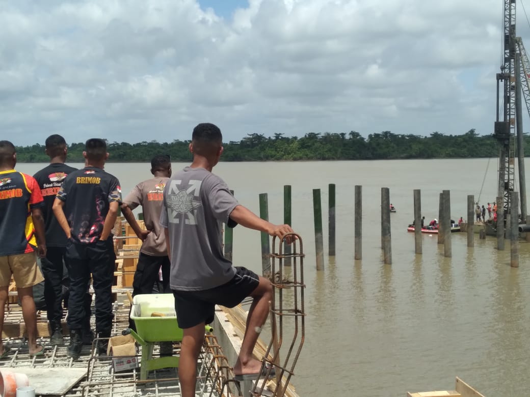 Polsek Edera Lakukan Pencarian Pekerja Dermaga Pelabahuan Ferry Bade Yang Hilang Di Sungai Digoel