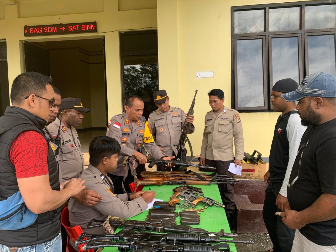 Wakapolres Jayawijaya Pimpin Giat Pemeriksaan Senpi di Polres Jayawijaya