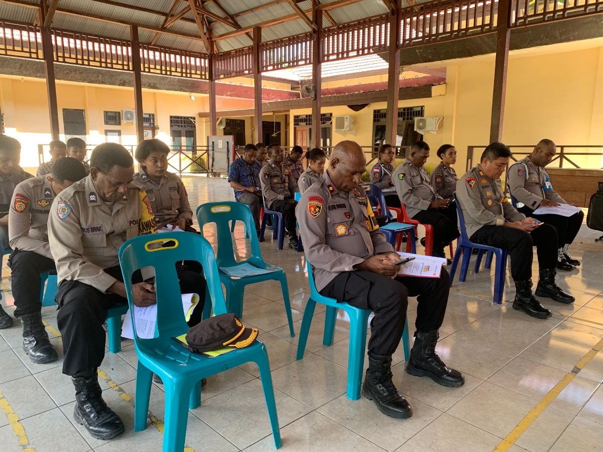 Untuk meningkatkan ketakwaan, anggota Polres Sarmi yang beragama Kristen melaksanakan pembinaan Rohani