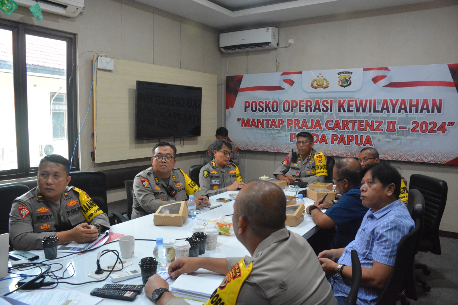 Personel Satgas Ops Wilayah Papua Melaksanakan Kegiatan Liputan Anev Mingguan Polda Papua