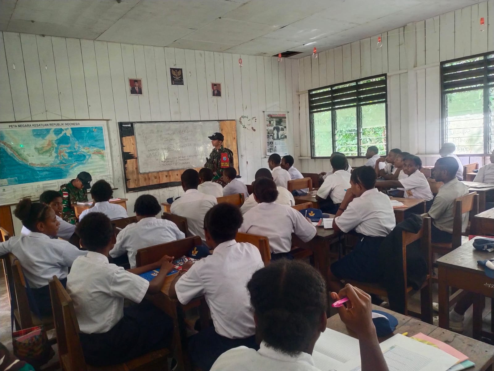 Mencerdaskan Putra Pelosok Pegunungan, Pos Ramil Benawa Kodim 1702/JWY Turun Tangan