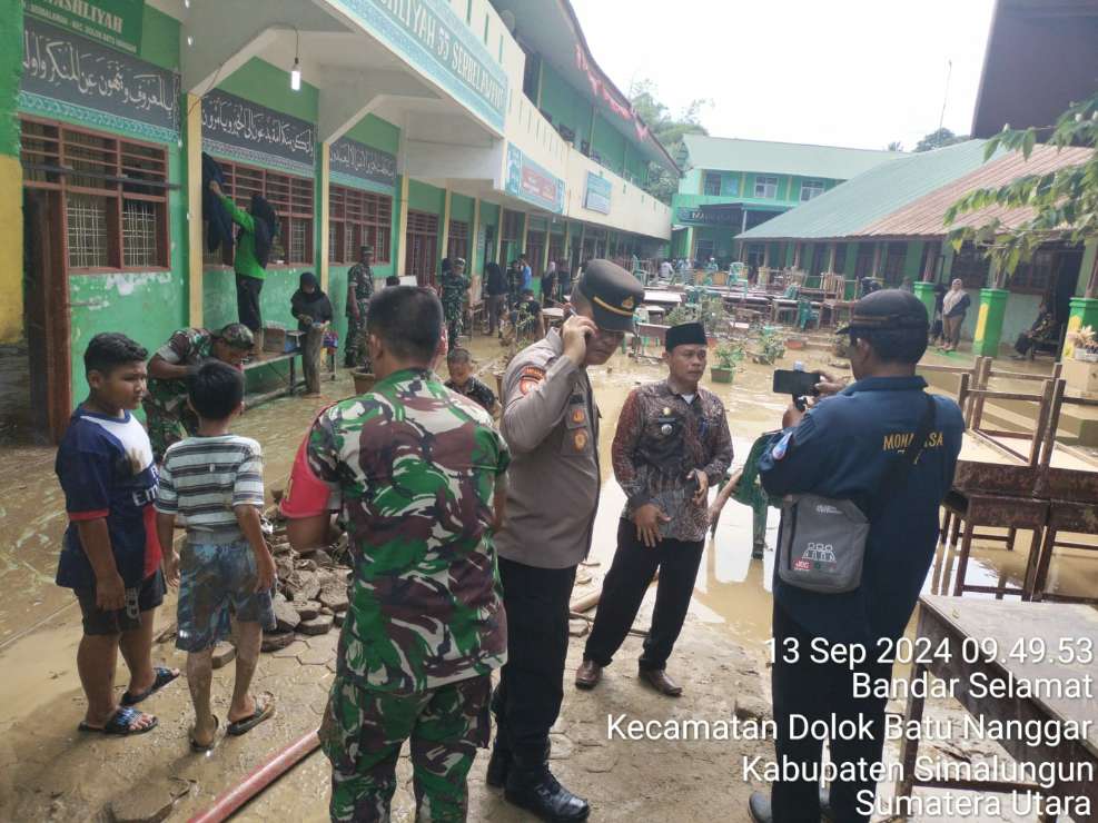 Sinergi TNI-Polri dan Pemerintah Kecamatan Dolok Batu Nanggar, Evakuasi Cepat Bantu Korban Banjir di Simalungun