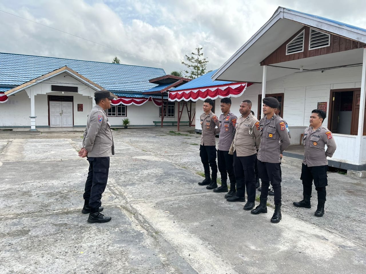 Jelang Penetapan Pasangang Calon Bupati Dan Wakil Bupati Oleh KPUD Mappi, Polres Mappi Perketat Penjagaan Kantor KPUD Mappi