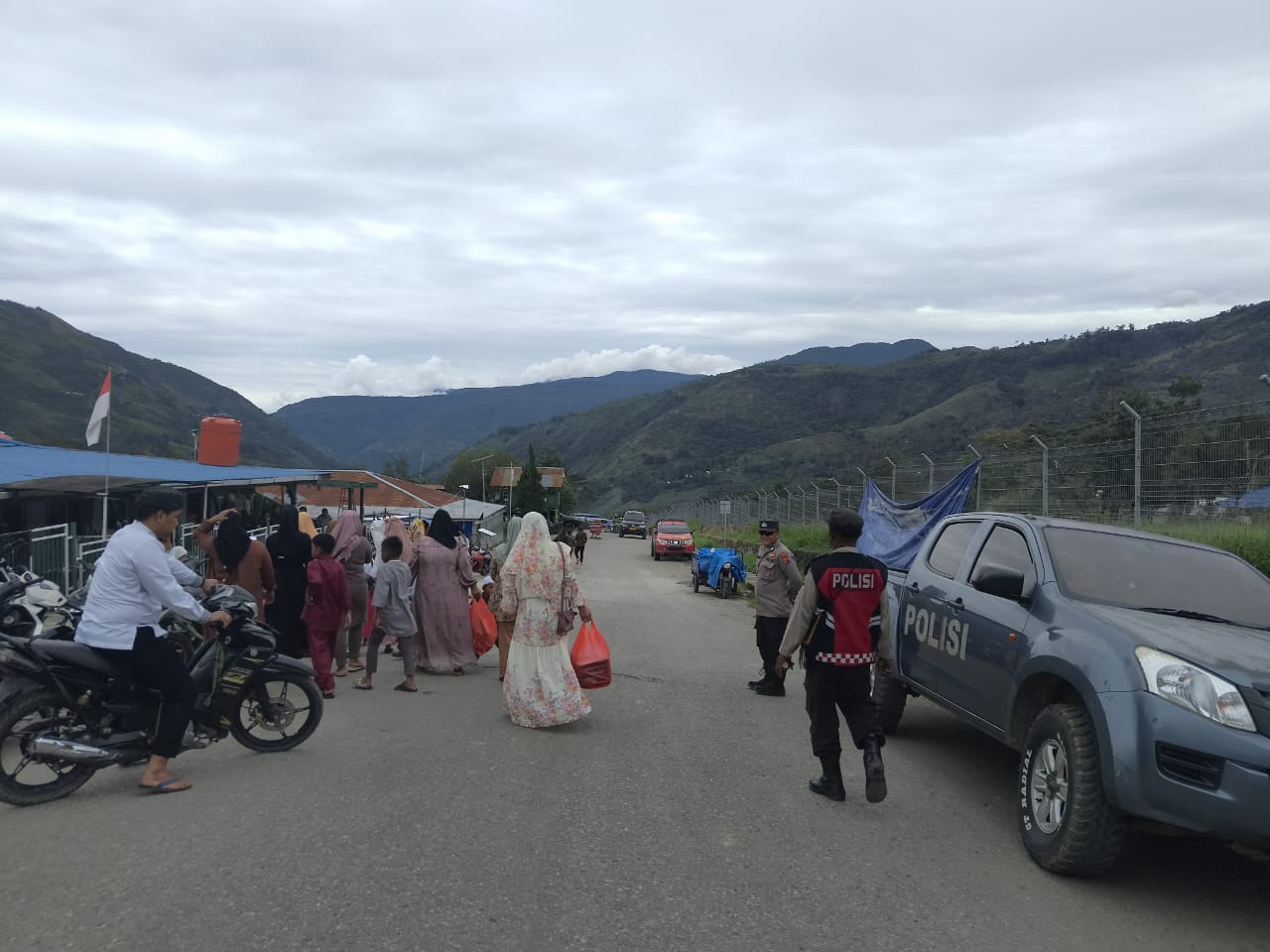 Aparat Gabungan TNI-Polri Berikan Pelayanan Pengamanan Peringatan Maulid Nabi Muhammad SAW di Karubaga