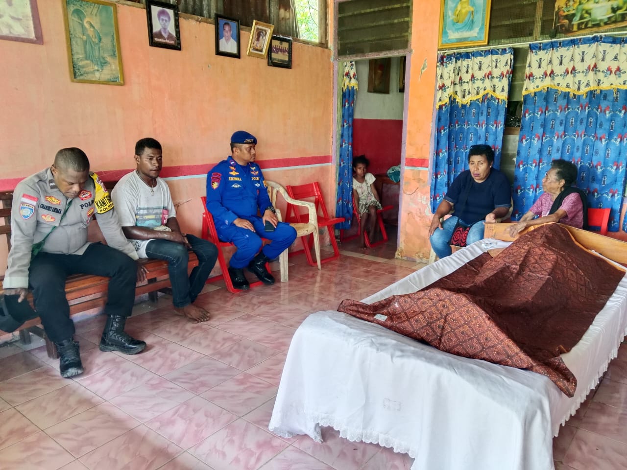 Kasat Binmas Polres Sarmi Mengunjungi Alm.Bpk Yohan Agaki (Korban ) tenggelam dirumah Duka