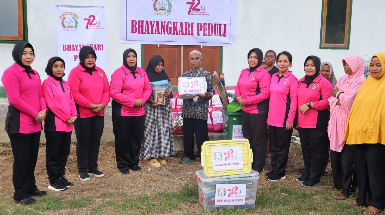 Memperingati Hut HKGB ke 72 tahun 2024, Bhayangkari cabang Sarmi berikan Bantuan ke warga yang kurang mampu