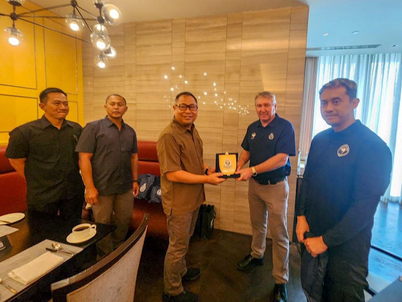 Ka Ops Damai Cartenz Brigjen Pol Dr. Faizal Ramadhani Terima Apresiasi Dari NZ Police Atas Keberhasilan Dalam Pembebasan Pilot Philip